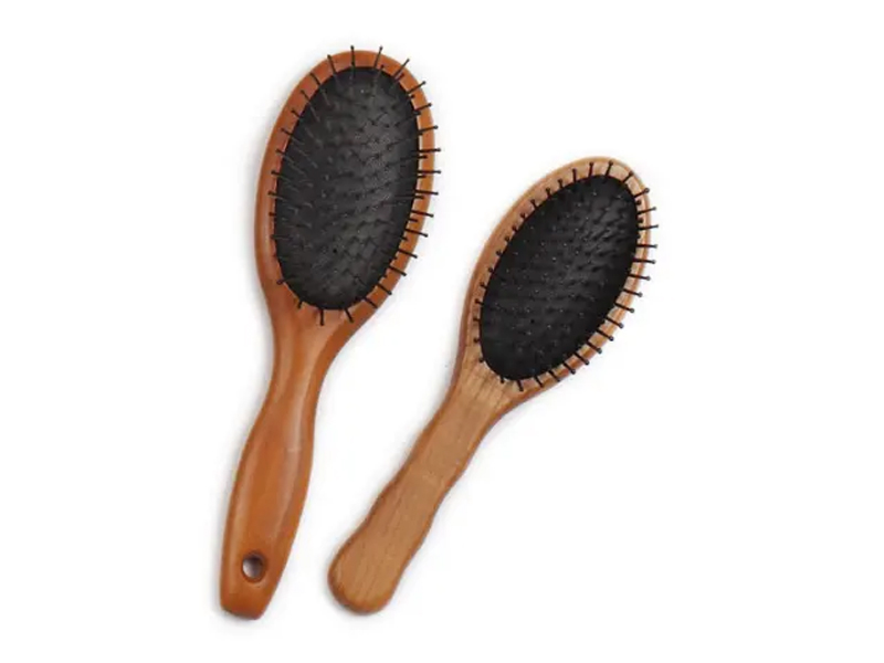 Berus Rambut Pin Kusyen Kayu