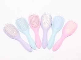 Berapa kali sapuan berus yang diperlukan oleh Berus Rambut Detangling untuk meleraikan simpulan degil berbanding sikat plastik biasa?