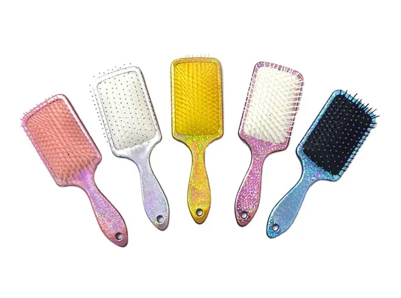 Mana yang lebih baik: sikat plastik atau sikat kayu?